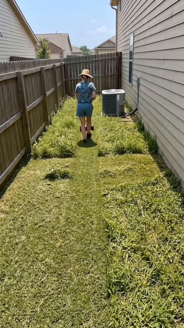 Pasillo del patio antes lleno de pasto alto y después despejado con la podadora inalámbrica