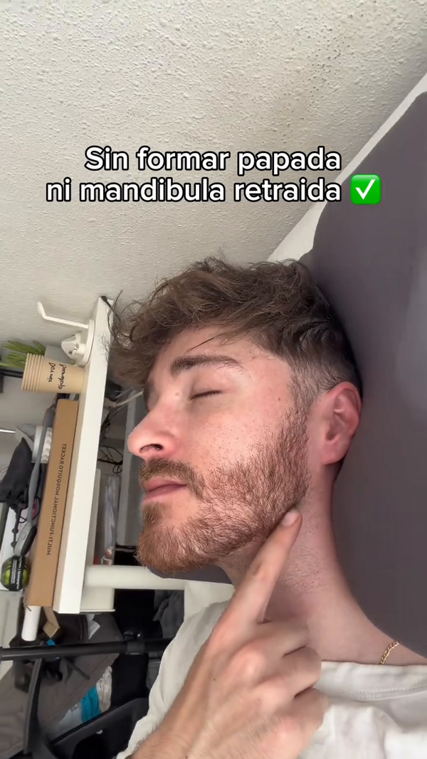 Almohada cervical que alinea el cuello sin formar papada ni tensión