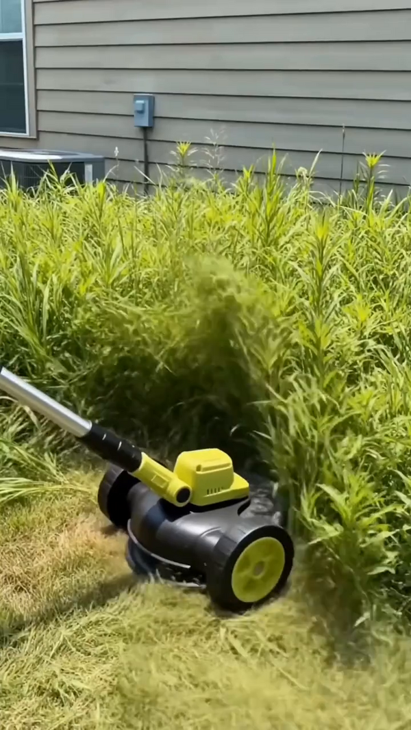 Podadora inalámbrica cortando maleza alta y dura del patio con la guarda protectora
